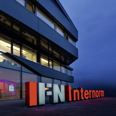 Internorm Gebäude in Traun mit großem Logo vor dem Gebäude