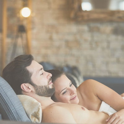 Mann und Frau entspannt auf einer Wellnessliege