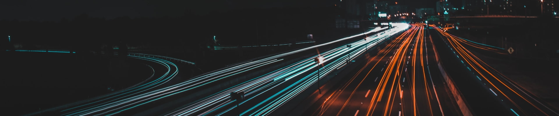 Unsplash Bild von Cris Ovalle, Aufnahme der Lichter auf einer Autobahn in der Nacht