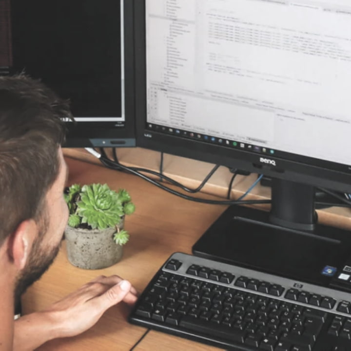 XORTEX: Websites aus Oberösterreich Arbeitsplatz mit Bildschirm und Programmcode