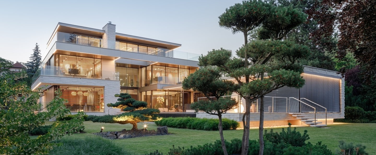 mehrstöckiges modernes Haus mit architektonischem Garten