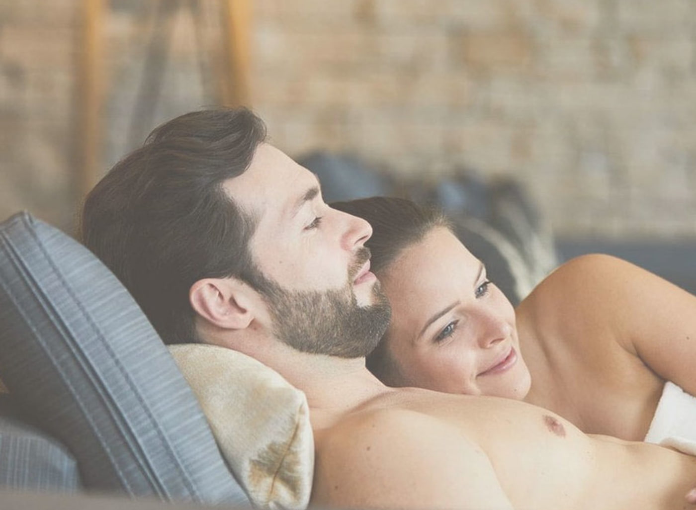 Mann und Frau entspannt auf einer Wellnessliege