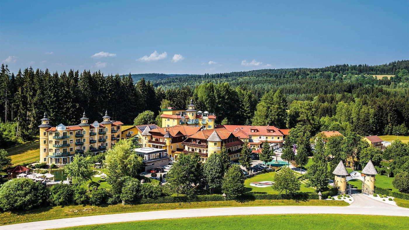 Ansicht Hotelareal Guglwald mitten im Böhmerwald