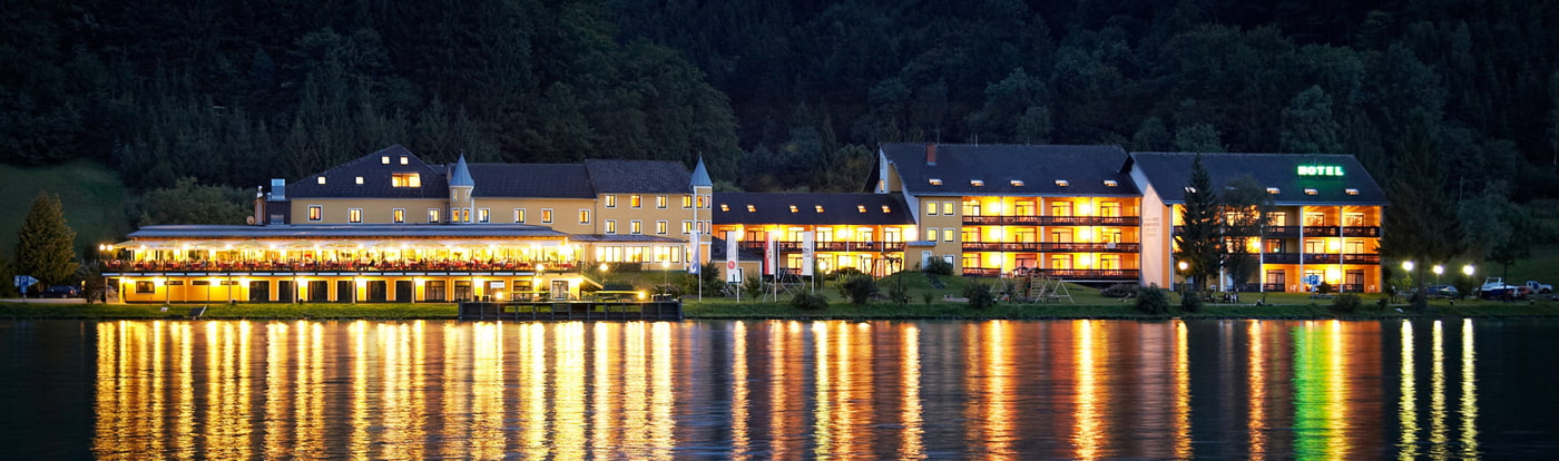 Hotel Donauschlinge bei Nacht mit Beleuchtungen von der Donau aus