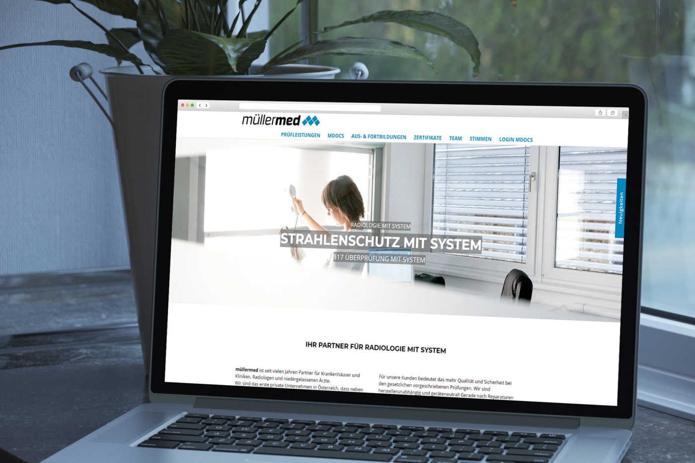 Müllermed Website auf Laptop mit Pflanze im Hintergrund