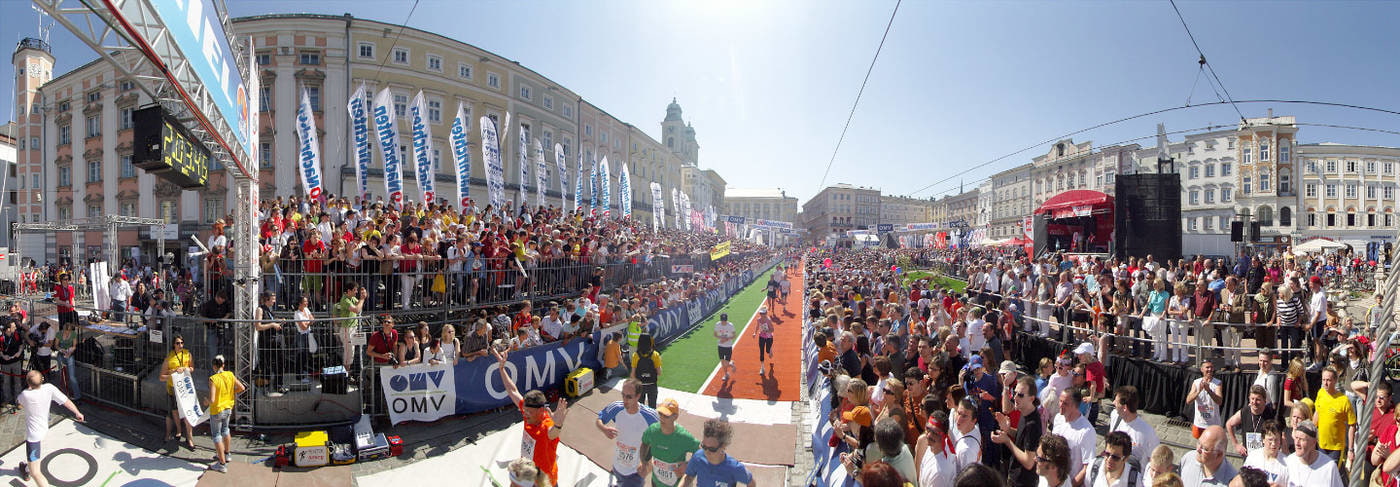Linzmarathon Zieleinlauf mit Zuschauern mitten in Linz