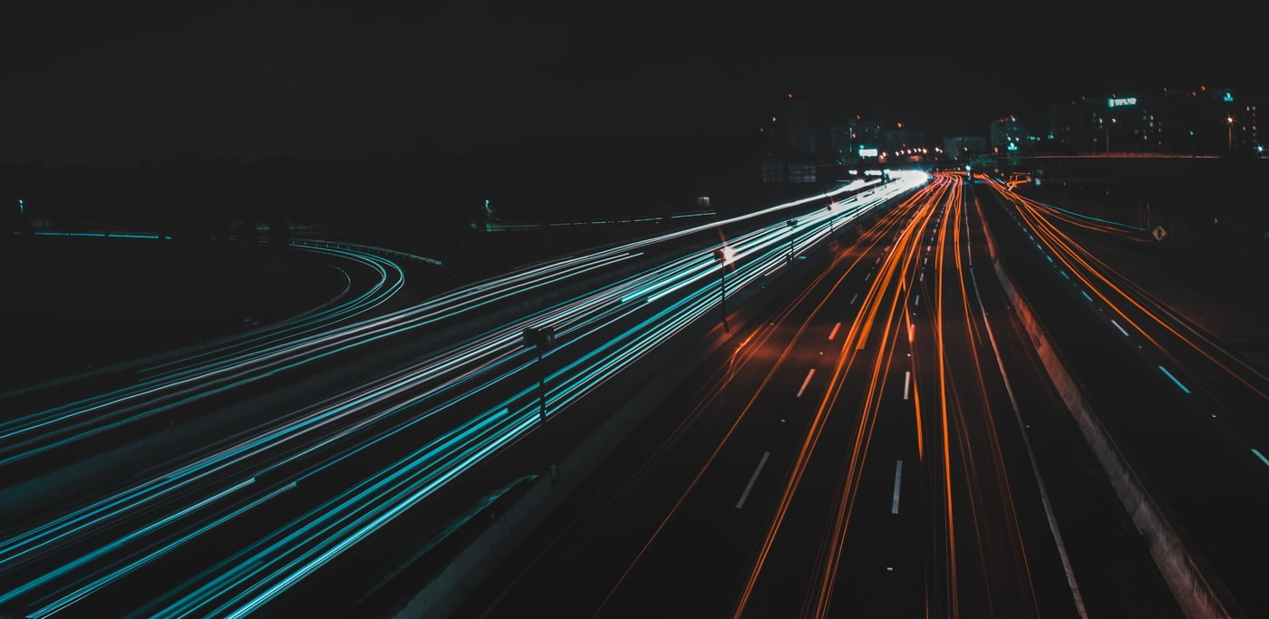 Unsplash Bild von Cris Ovalle, Aufnahme der Lichter auf einer Autobahn in der Nacht