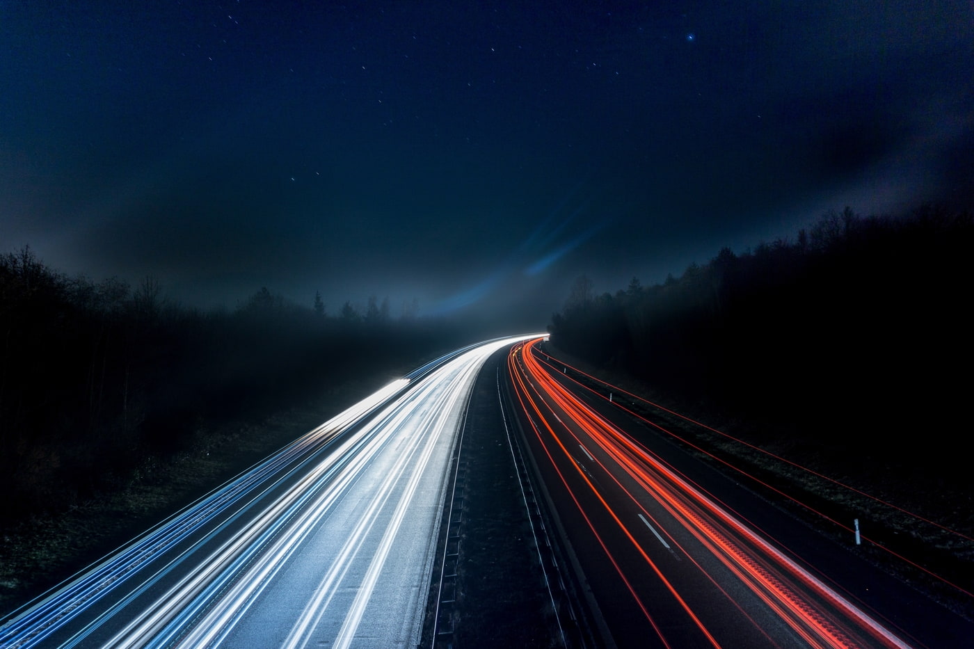 Autolichter bei Nacht auf einer Autobahn