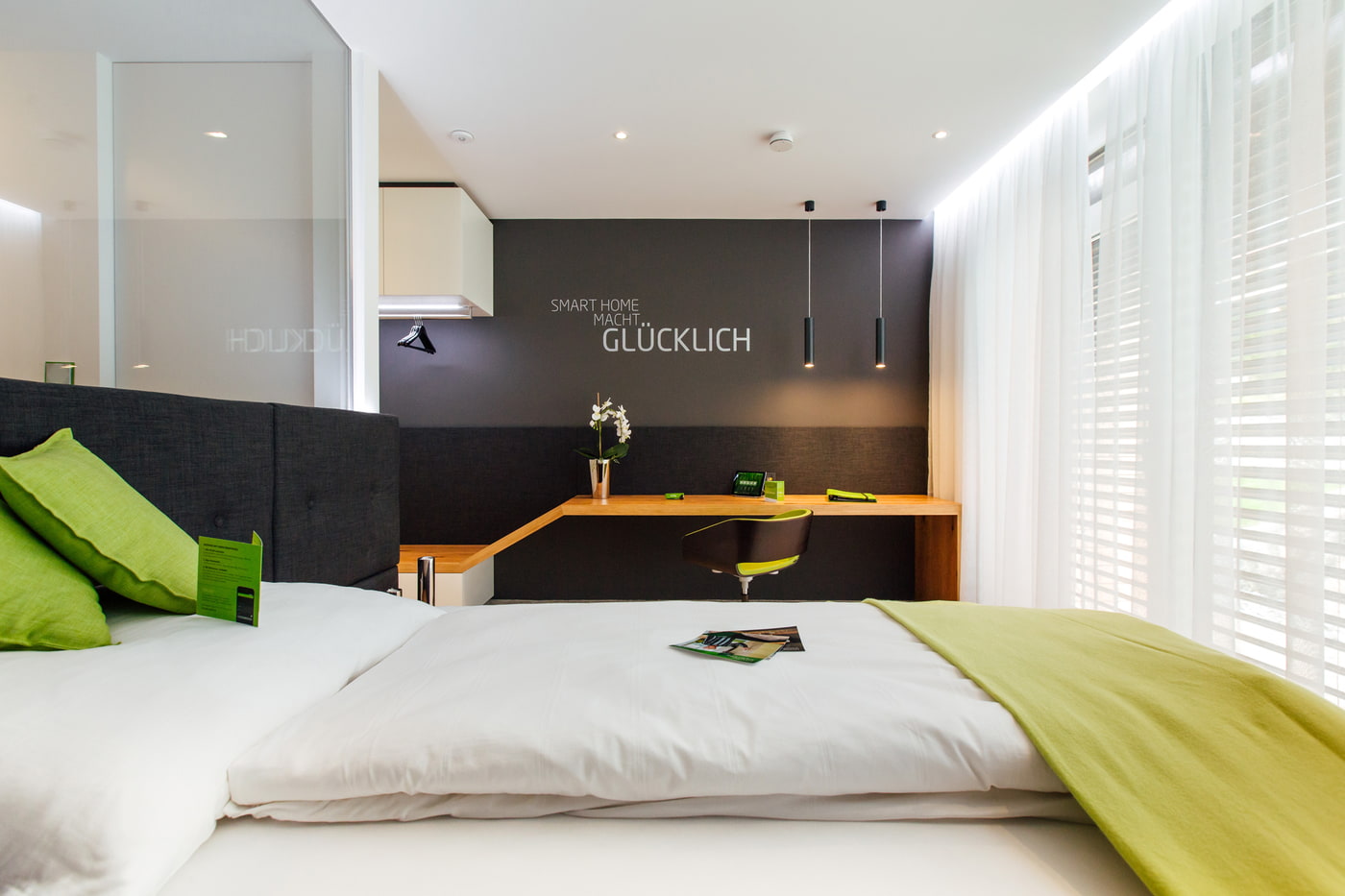 Schlafzimmer mit Doppelbett gestaltet von Leibez
