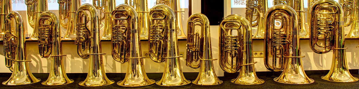 Brass in einer Reihe aufgestellt