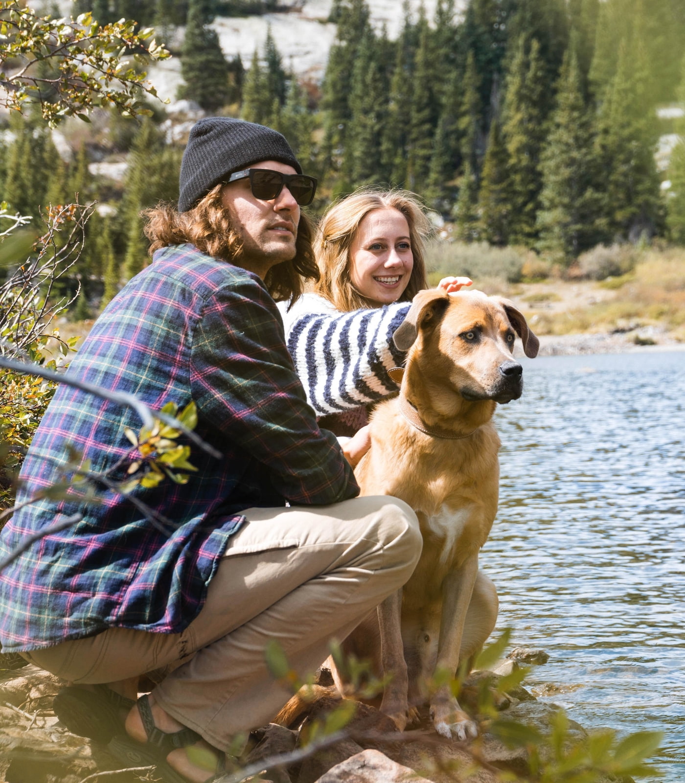 Paar mit Hund am Fluss