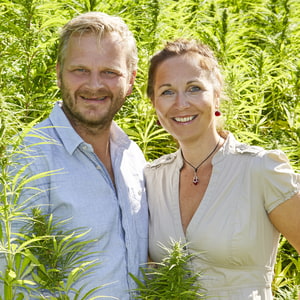 Bild mit Judith & Günther Rabeder von farmgoodies mitten im einem Hanffeld