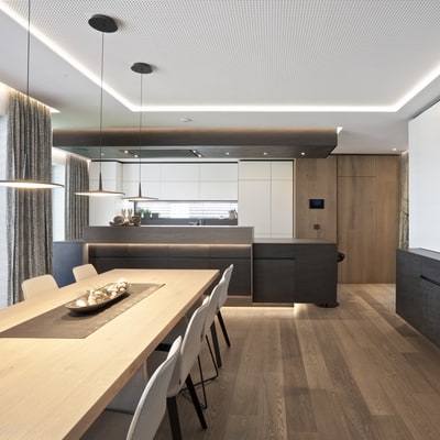Küche im modernen Design mit Sitzgarnitur zum Essen und Sideboard