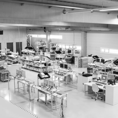 Produktionshalle der Thomas-Krenn.AG mit mehreren Arbeitsplätzen