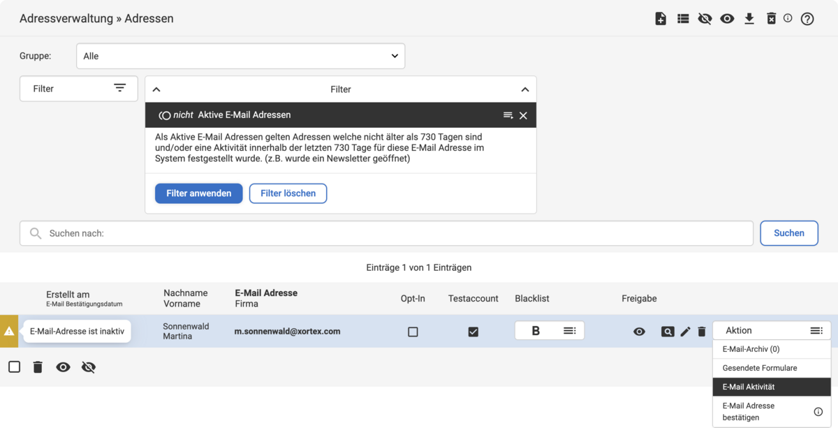 Backend Listenübersicht mit dem Filter für nicht aktive E-Mail-Adressen und einem Adresseintrag, im geöffnetem Aktions-Dropdown ist E-Mail Aktivität markiert