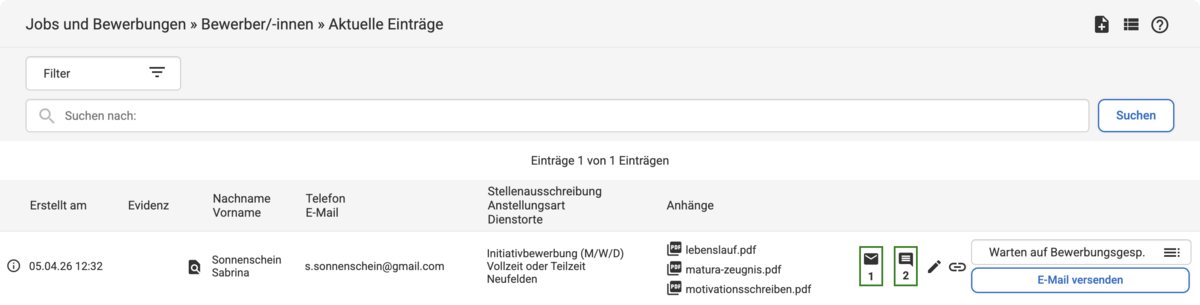 Backend Listenübersicht unter Bewerber/-innen mit einer Bewerbung mit drei Anhängen, einer gesendeten E-Mail und zwei Kommentaren
