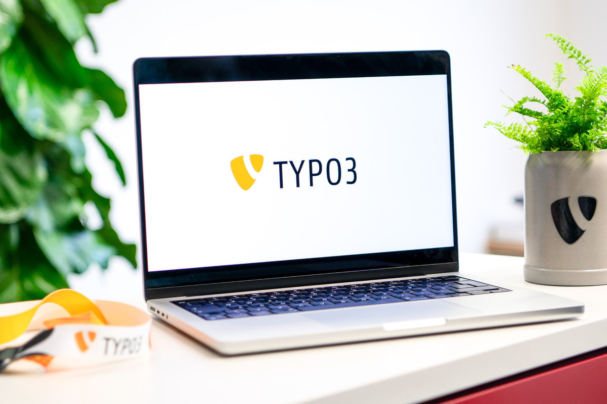 XORTEX eBusiness GmbH Laptop mit TYPO3-Logo