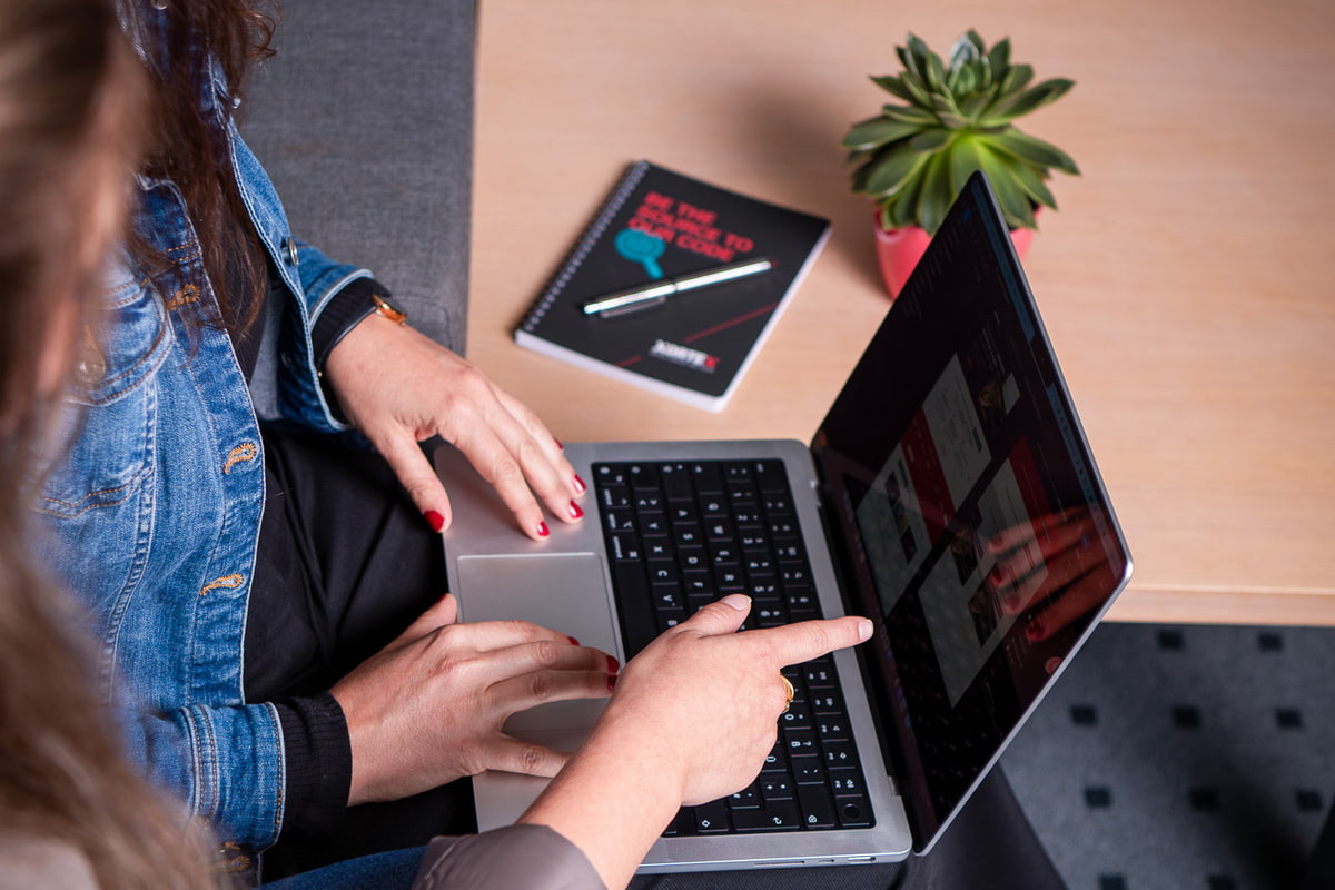 XORTEX eBusiness GmbH Zwei Personen mit Laptop und Notizheft