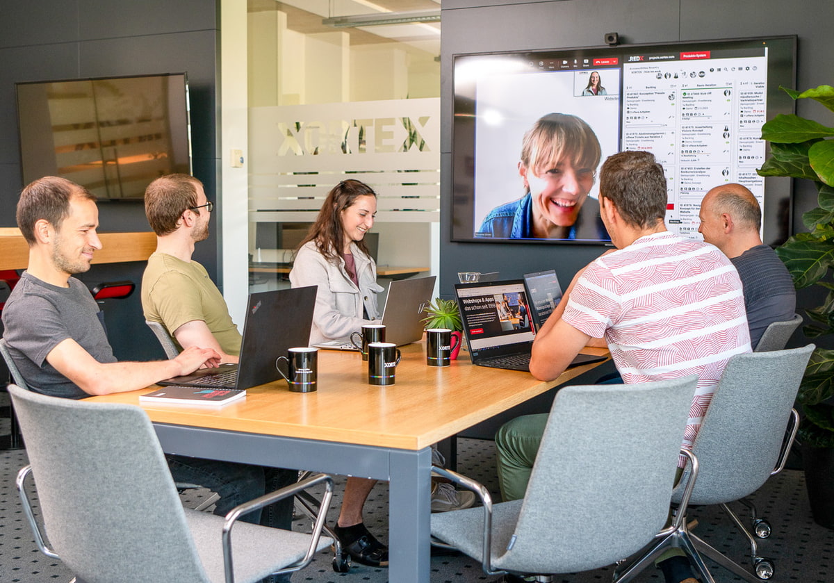 Besprechung im Team mit Videocall
